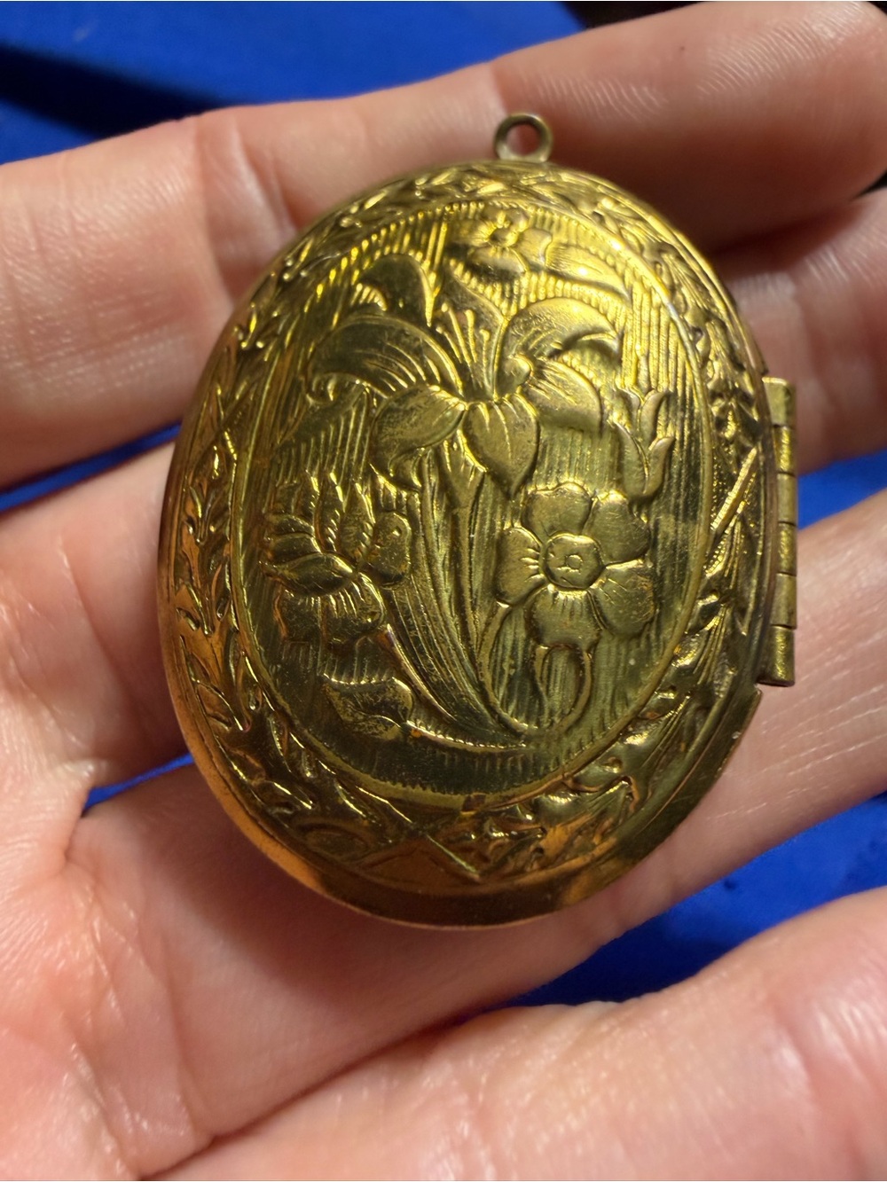 Vintage Gold Tone Floral Engraved Locket Pendant